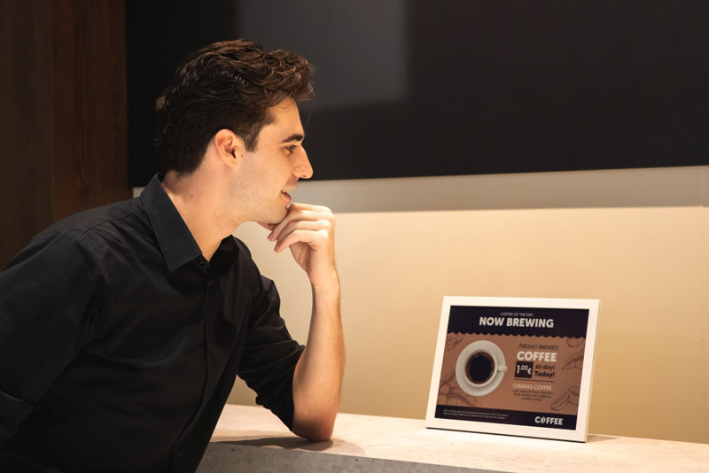 A Samsung bemutat egy egyedi E‑Ink kijelzőt színes elektro-inkkal, melyet fitoplanktontól készítettek.