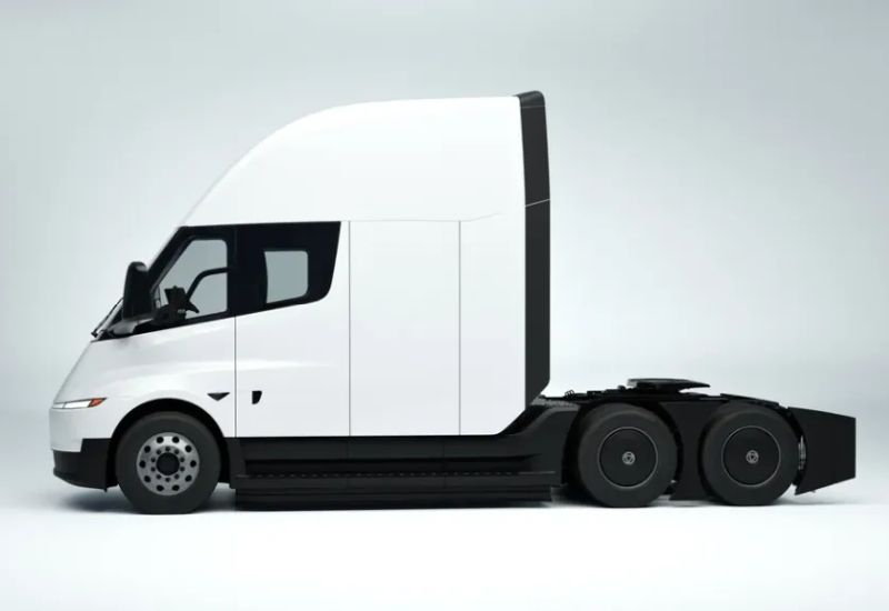 A Tesla Semi teherautók kisebb kapacitású akkumulátorokkal vannak felszerelve, de a hatótávolságuk változatlan marad.