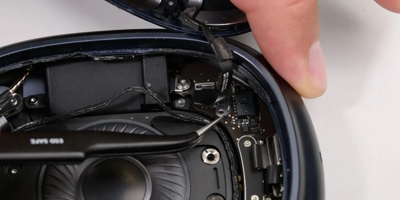 Az iFixit szétszedte az AirPods Max 2-t, és kimutatta, hogy a belső szerkezetük nem változott meg.