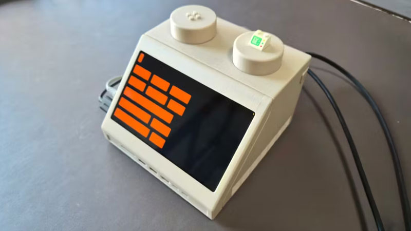 A Mac mini elrejtették egy kibővített LEGO téglában, amelyet a 1970‑es évek termináljaként alakítottak ki.