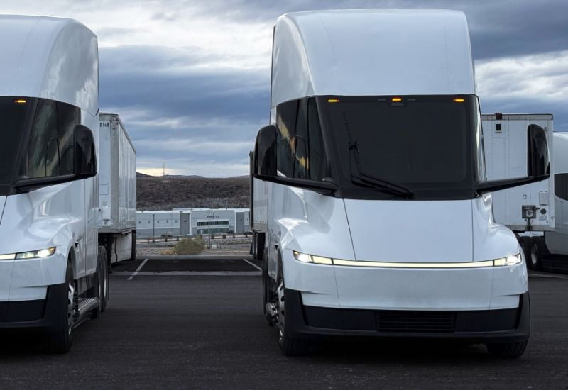A Tesla Semi elektromos teherautó ára jelentősen meghaladta a bejelentett összeget, de még mindig alacsonyabb, mint a versenytársaké.
