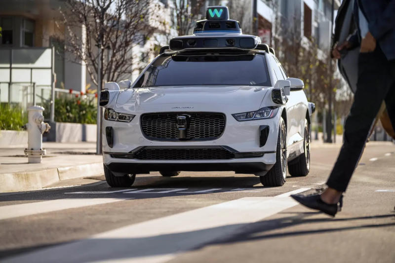 A Waymo-robottaxi váratlanul kényelmes elmenekülési eszköznek bizonyult a baleseti helyszínről.