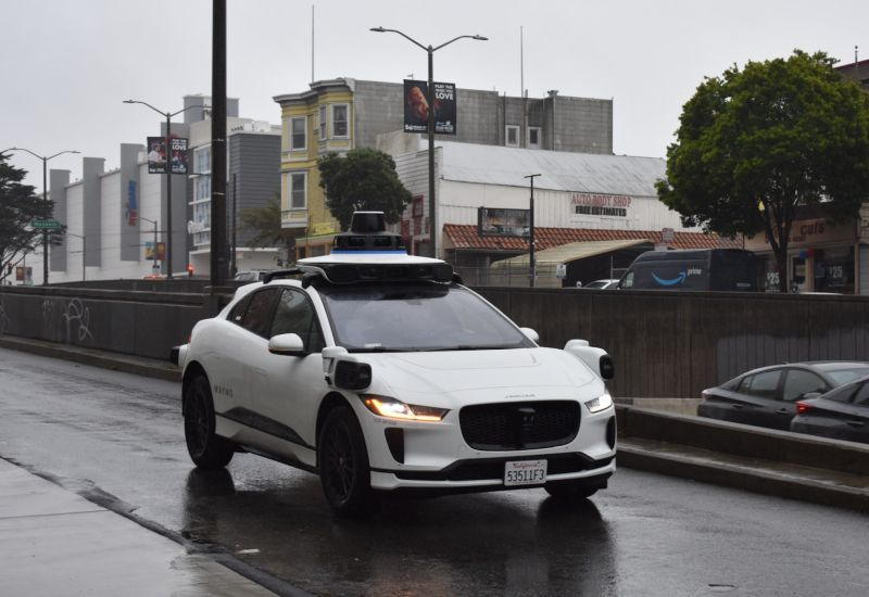 A Waymo leállítja a robottaxi indítását az USA gyors autópályáin biztonsági okokból.