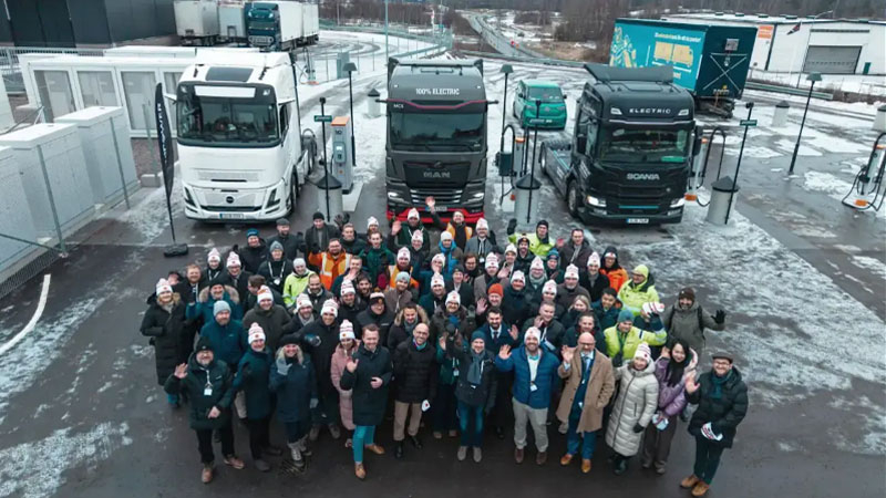 Svédország bemutatta az 1,2 MW-os elektromos autó töltőt – és a hideg nem akadályozta.