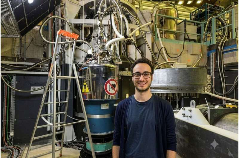 Kvantumösszefonódás felfedezett egy centiméteres méretű, szokatlan fém kristályában, ahogyan azt a fizikusok a „Schrödinger hangyafarm” segítségével mutatták be.