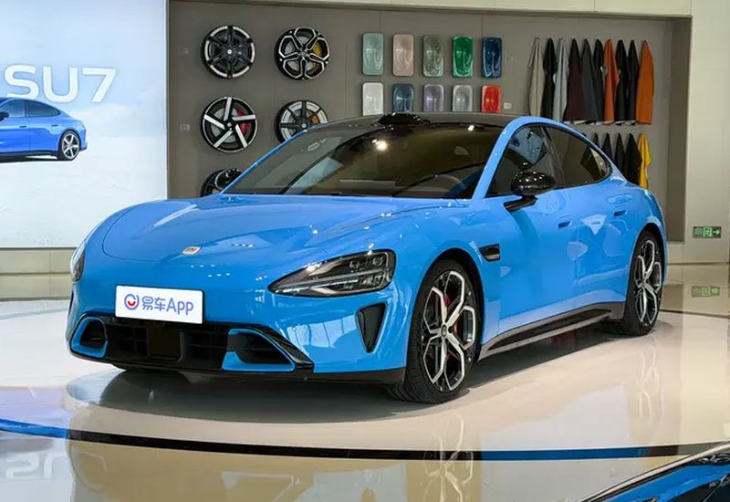 A Xiaomi SU7 a tervezés frissítése után új megjelenést kap, és ígéri a 902 km távolságú hatótávot.