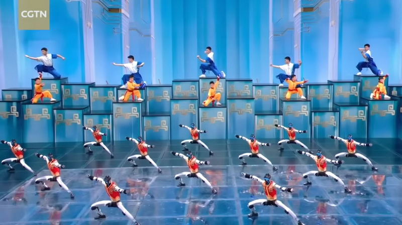 Kína bemutatta a humanoid robotokat a fő újévi műsorban, bemutatva a kung-fúját.