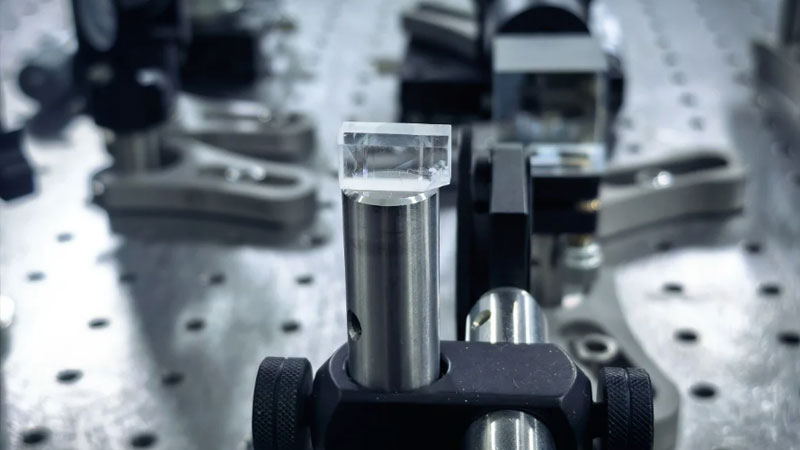 A Kínában fejlesztettek egy kompakt szilárdtestű lézert a korábban elérhetetlen VUV‑tartományhoz, új lehetőségeket nyitva a tudományos kutatásokban, űrtechnológiákban és chipek gyártásában