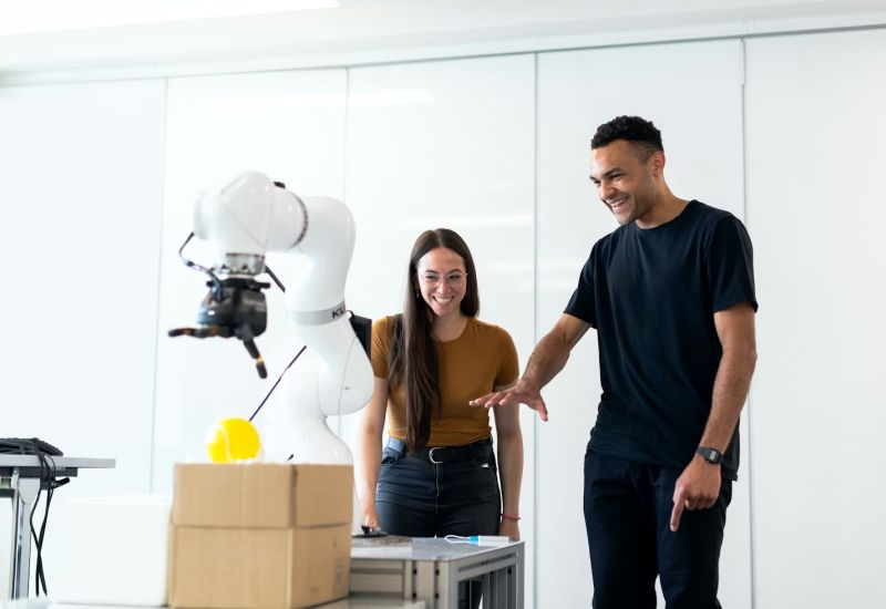 A fele a vállalatoknak, amelyek munkavállalóikat AI‑botokkal helyettesítették, 2025-ben vissza kívánja hozni a személyzetet.