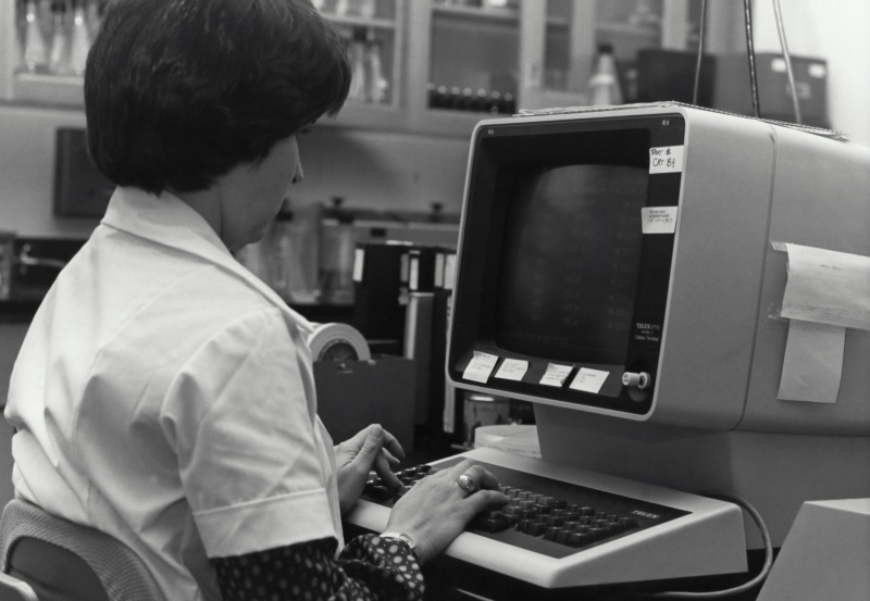 A személyi számítógépek globális értékesítése 5 %-kal csökken a memóriaköltség emelkedése miatt, miközben az egyetlen kilátás az Apple és a játékpiacok.