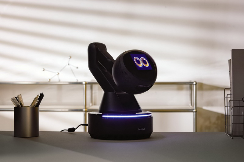 A Lenovo bemutatta a „szemes gömböt” – egy prototípus AI-robot-asszisztens Workmate, beépített vetítőmodullal és mesterséges intelligenciával.