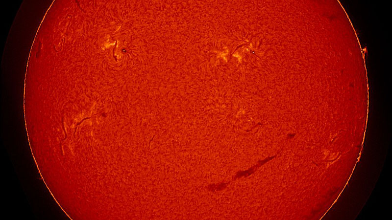 A nap hatalmas mosolygó ikonává vált, amely felülről nevet nekünk.