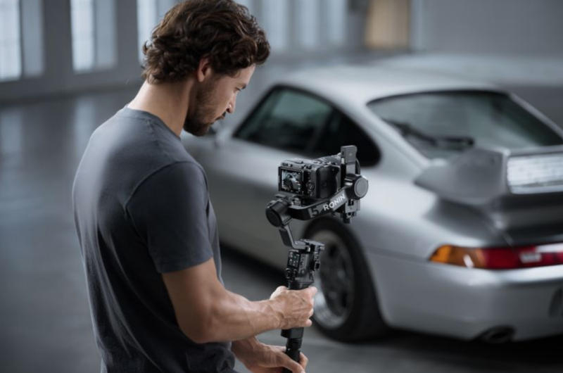 A DJI kiadta a könnyű stabilizátort, az RS 5-öt, amely akár 3 kg‑os kamerákat is képes stabilizálni.