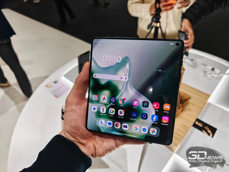 A Motorola bemutatta az új, rugalmas telefonját, a Razr Fold.