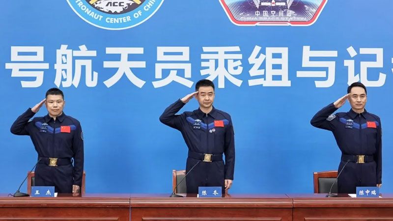 Repedés az űrhajó ablakában: a Shenzhou‑20 legénysége leírta a mentőevakuációt az űrből.