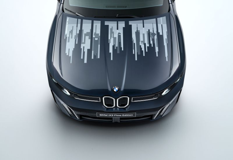 A BMW iX3 Flow Edition bemutatja a hátsó fedélzetet, amely az „elektronikus tinták” technológiájával színt változtat.