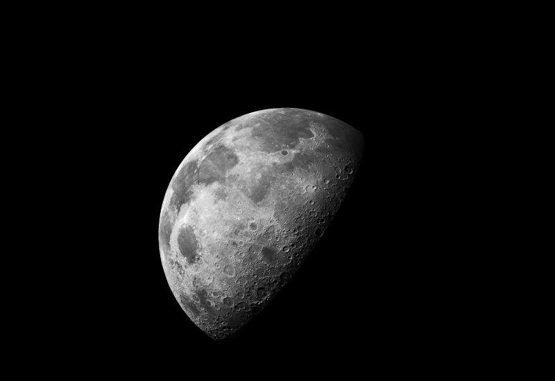 Elon Musk tervezi mesterséges intelligencia számára szatellit-hálózat felépítését a Holdon, egy hatalmas katapult segítségével indítva.