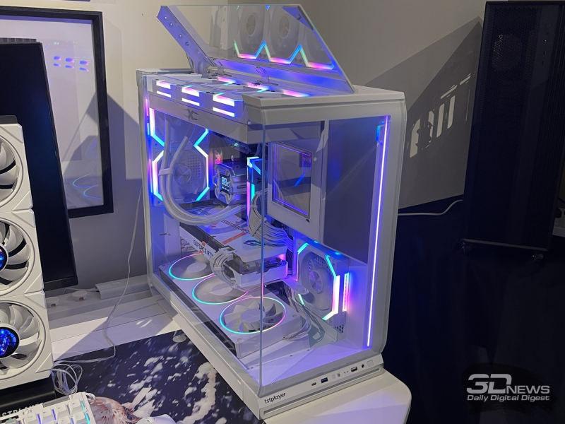 1stPlayer kiállítási standjának riportja a Computex 2026-nál: panorámás házak, vízhűtési rendszer, ventilátor‑képernyők és kis, de erőteljes tápegységek