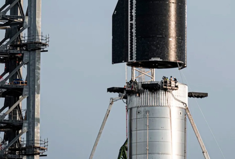 A SpaceX vállalat munkatársa meghalt az építési területen csupán néhány napja a Starship indulása előtt, és az ügy okát kutatják.
