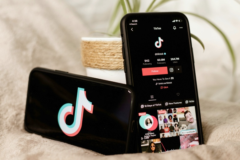 A TikTok ellenkezik a Bookingkal: most már csak videókat nézve foglalhatsz utazásokat és szállodákat.