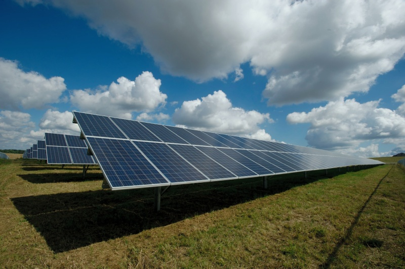 A napenergia forrásai meghaladják a szén és gáz értékét a tizedik évtized közepére, azonban az mesterséges intelligencia nem teszi lehetővé a fosszilis erőforrások teljes elhagyását