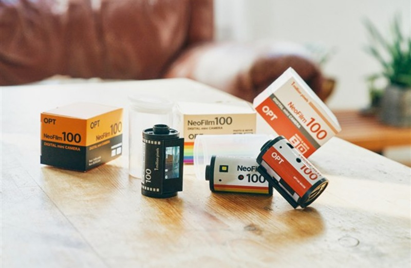 Az OPT100 Neo Film digitális kamera-nyaklánc Japánban elérhető, 35 mm film szál formájában.