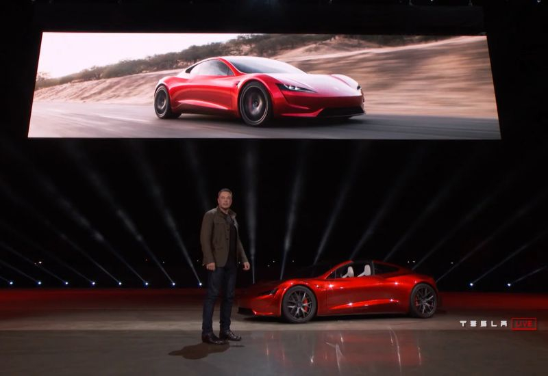 A maszk ismét megtévesztett: a Tesla újra elhalasztja a Roadster kiadását és az egész FSD önvezető rendszert