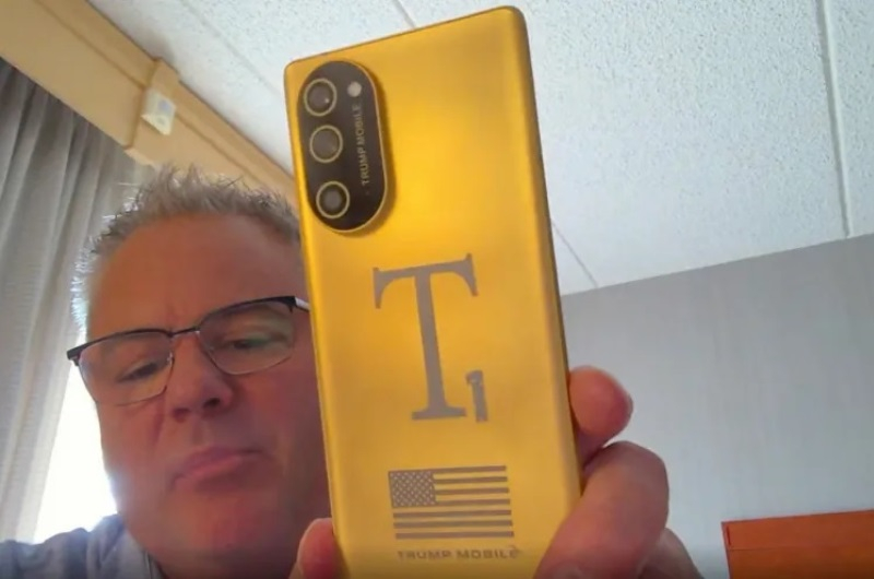 A Trump Mobile új dizájnt mutatott be a T1 Phone okostelefonra, és elmagyarázta a késés okait.