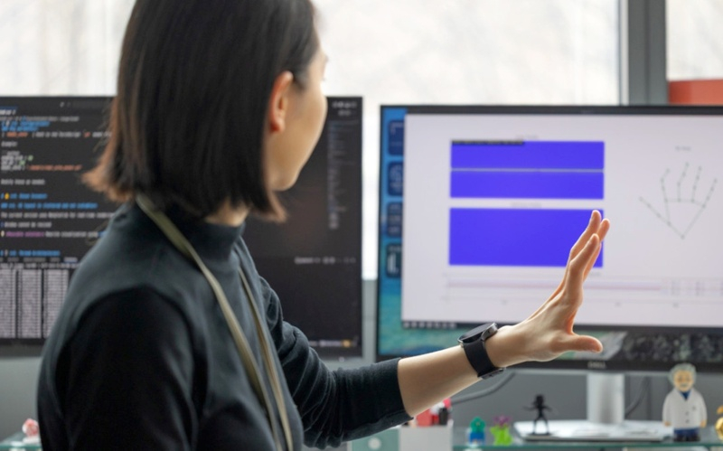 A kutatók mesterséges intelligenciát használtak, hogy a szokásos okostelefont egy pontos kézmozgás-mérő eszközzé alakítsák.