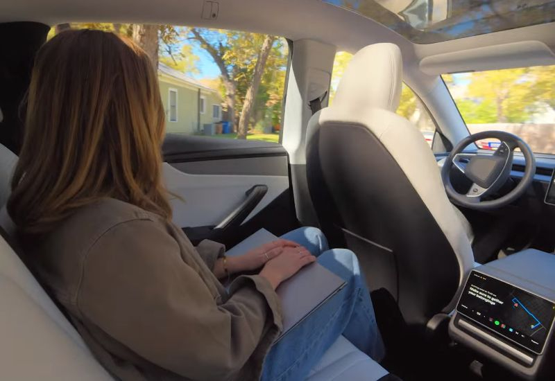 Tesla robotaxiák a forgalombefolyásban: 25 autónk közül nincs sofőr, de mégis mozognak