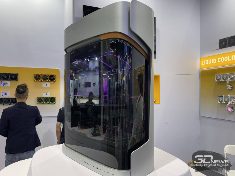 A Geometric Future bemutatta a Computex 2026-on a hatalmas házakat, ragyogó blokkszerű tápegységeket és a legújabb hűtőrendszereket folyadékhűtéses típusban.