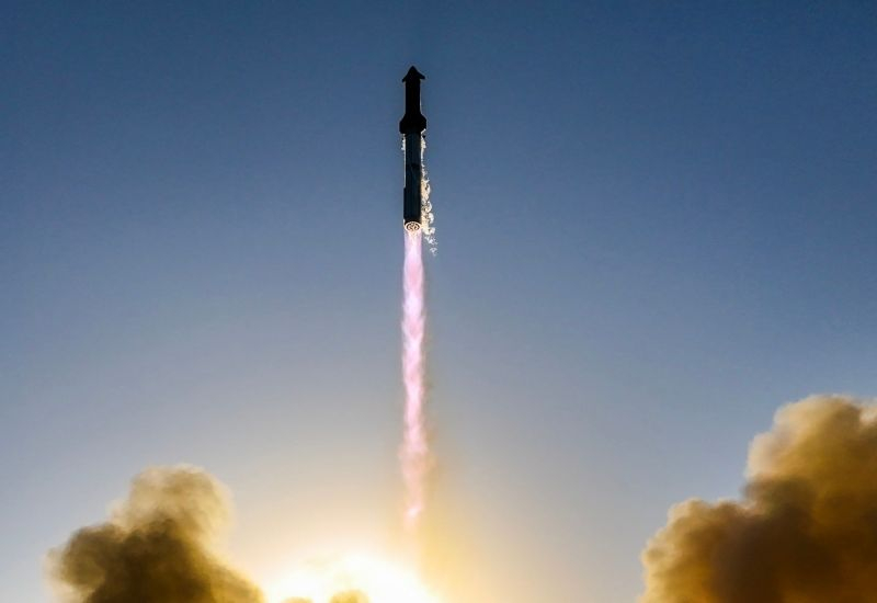 A SpaceX elhalasztja a Mars tervezett küldetését, hogy 2026-ban a Holdra koncentráljon.