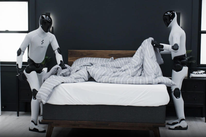 Figur robotok összeszedették a szobát, és ágyat állítottak össze a videóban.