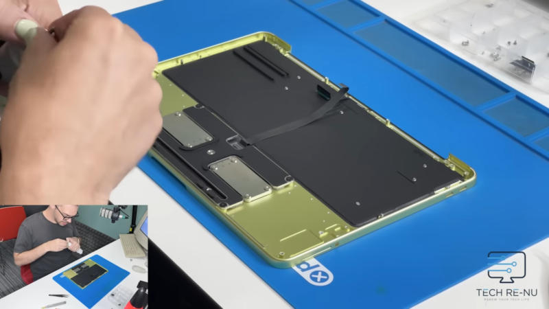 Az Apple MacBook Neo egyszerűbb volt, mint várták – az akkumulátort még nem is ragasztották.